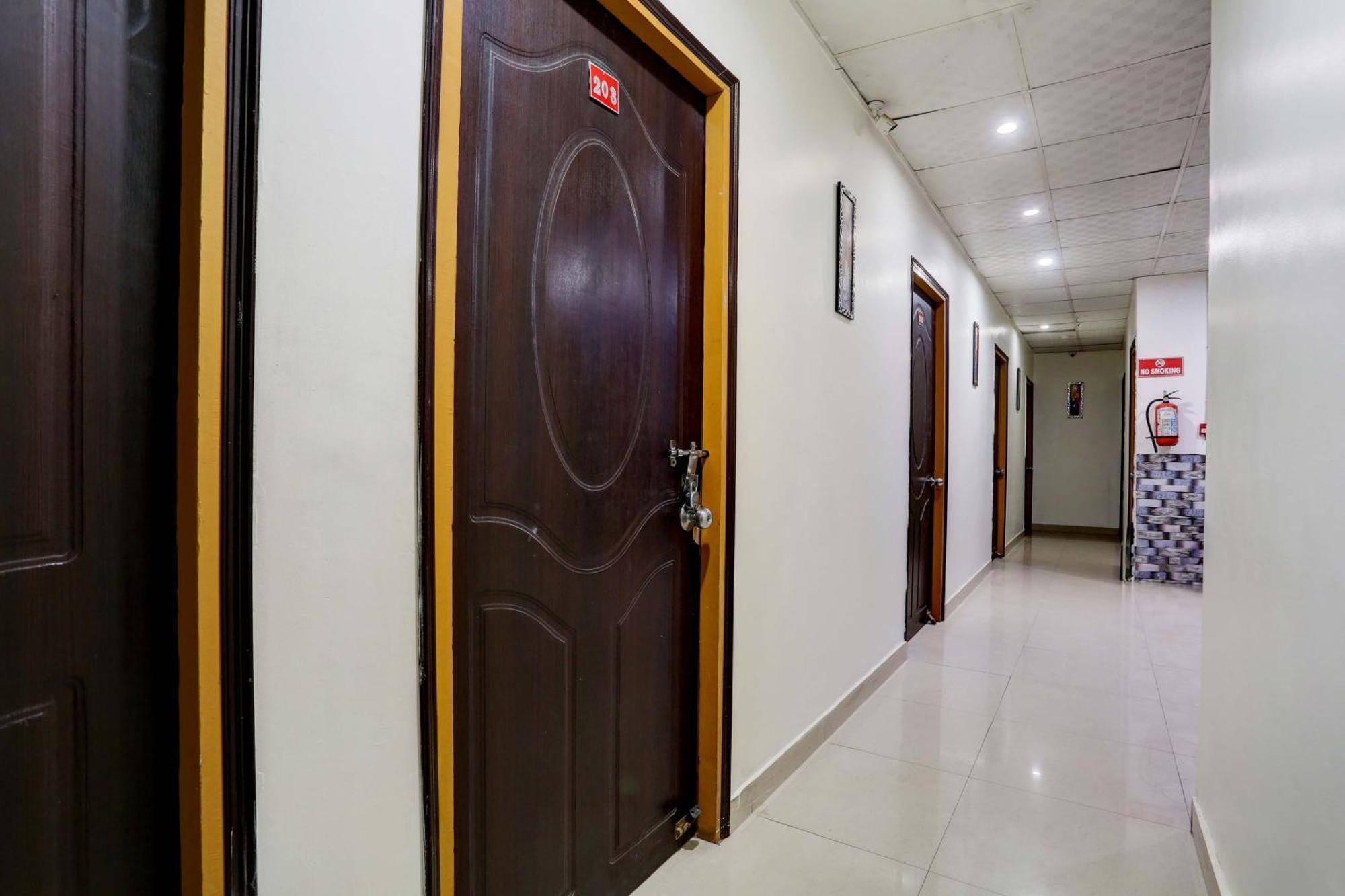 Collection O Hotel Moon Light Lucknow Bagian luar foto
